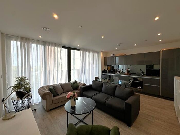 2 Bedroom Flat To Rent In High Street, Staines, TW18