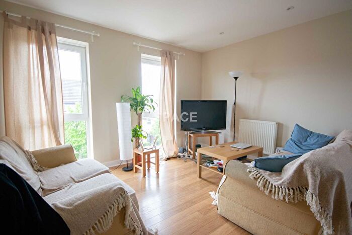 2 Bedroom Flat To Rent In Whale Avenue, Reading, RG2