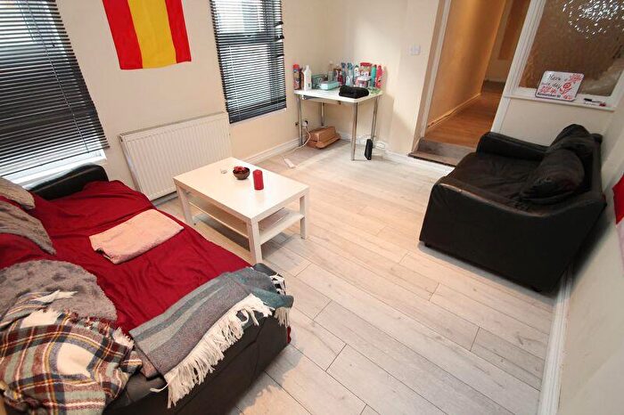 3 Bedroom Flat To Rent In Lochaber Street, Cardiff, CF24