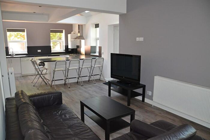 6 Bedroom Semi-Detached House To Rent In Derby Road, NG7