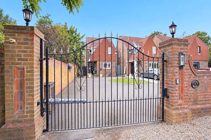 4 Bedroom Detached House For Sale In Cottage Mews, Westmoreland Avenue, Hornchurch, RM11