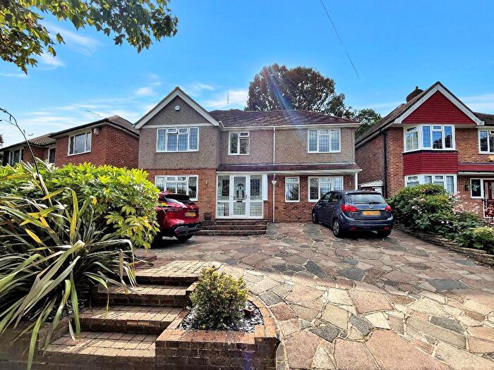 4 Bedroom Detached House For Sale In Chestnut Grove, South Croydon, CR2