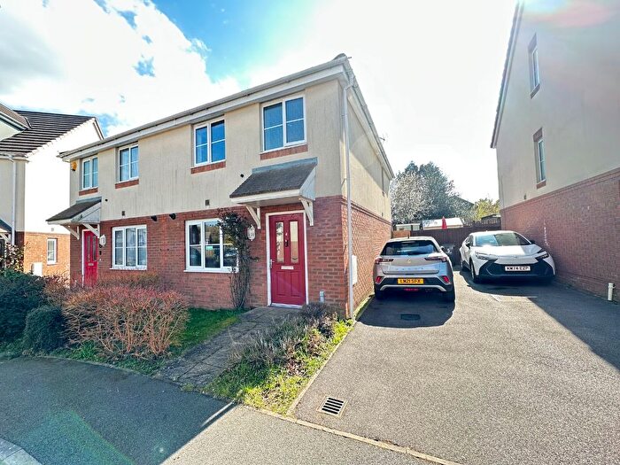 3 Bedroom Semi-Detached House To Rent In Verde Close, Luton, Bedfordshire, LU2