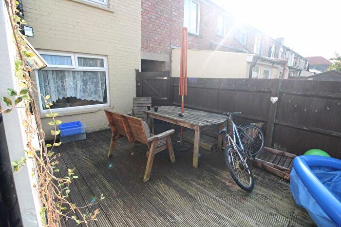 3 Bedroom Terraced House For Sale In Westmorland Avenue, Luton, LU3