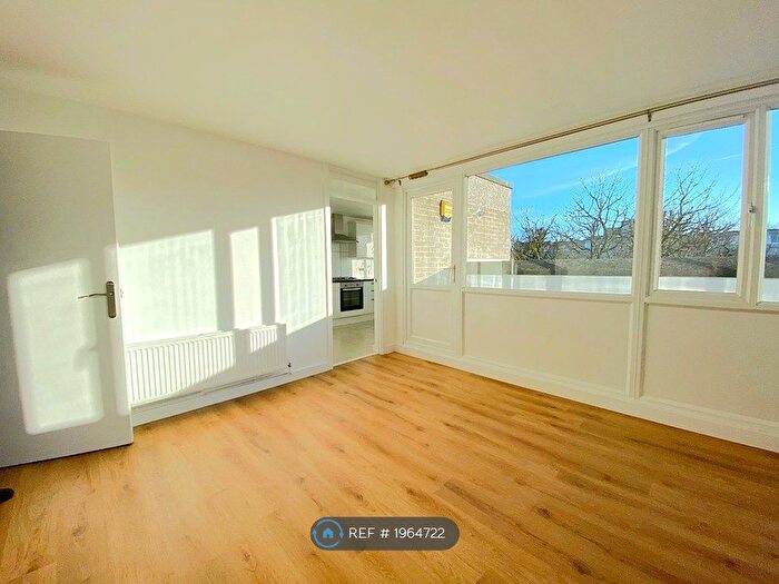 2 Bedroom Flat To Rent In Ward Royal, Windsor, SL4