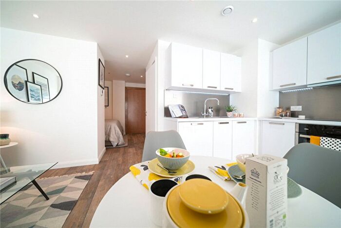 2 Bedroom Flat To Rent In Queen Street, Maidenhead, Berkshire, SL6