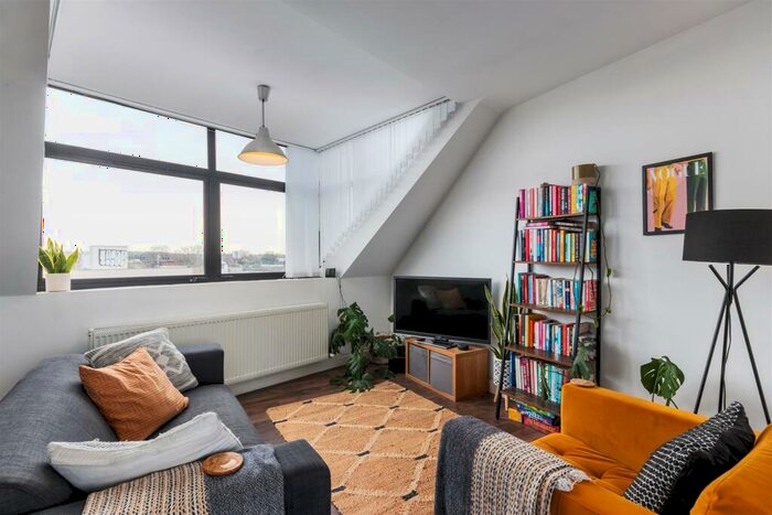 2 Bedroom Flat To Rent In Balham High Road, London, SW12