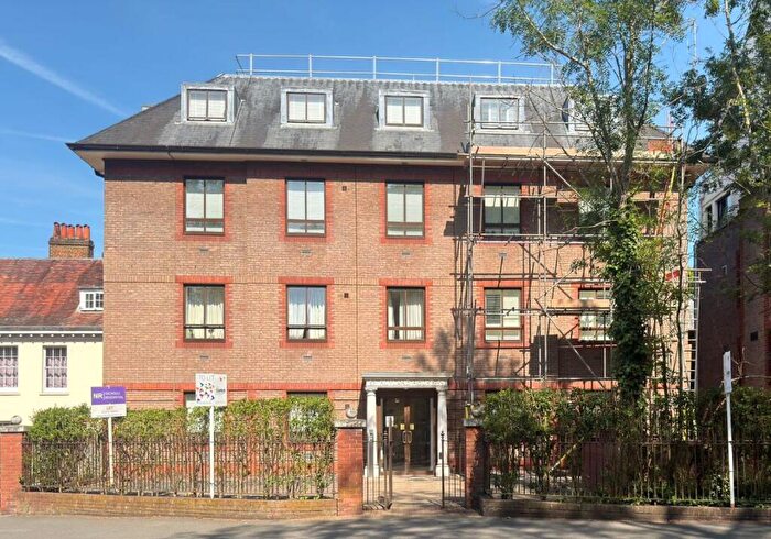1 Bedroom Flat For Sale In Rutland House, - South Street, Epsom, Surrey, KT18