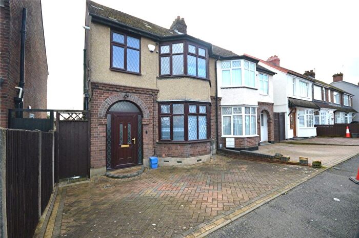 3 Bedroom Semi Detached House For Sale In Gardenia Avenue, Luton, Bedfordshire, LU3