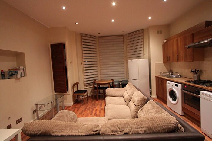 3 Bedroom Flat To Rent In Alderbrook Road, London, SW12