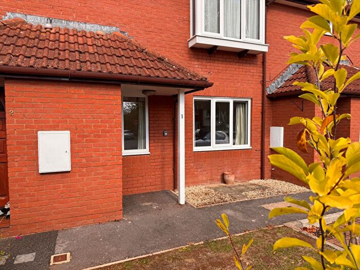 1 Bedroom Flat To Rent In Warwick Gardens, Taunton, TA1