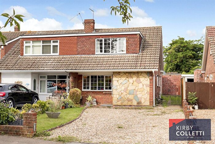 3 Bedroom Semi-Detached House For Sale In Huntingdon Close, Broxbourne, EN10