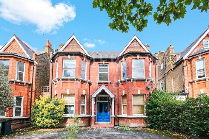 3 Bedroom Flat To Rent In Walm Lane, London, NW2