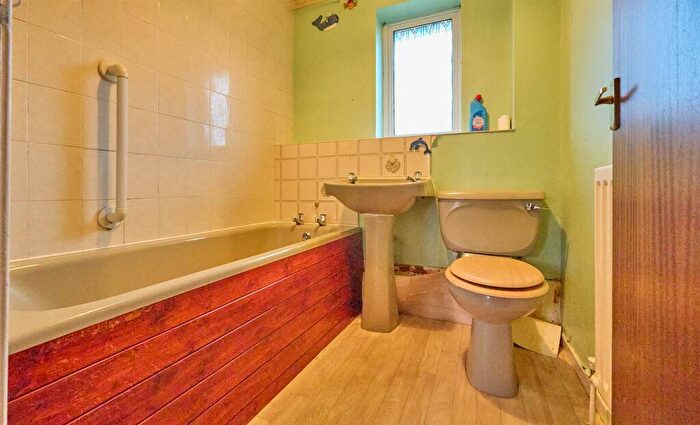 2 Bedroom Semi-Detached House For Sale In Severn Avenue, Hinckley, LE10