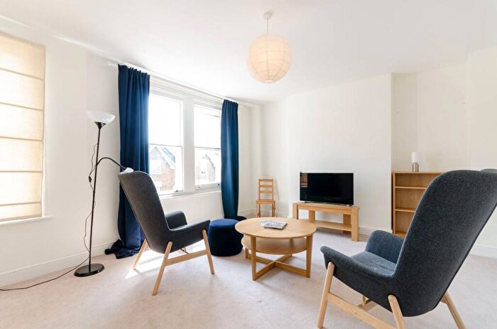 2 Bedroom Flat To Rent In Rockmount Road, Crystal Palace, London, SE19