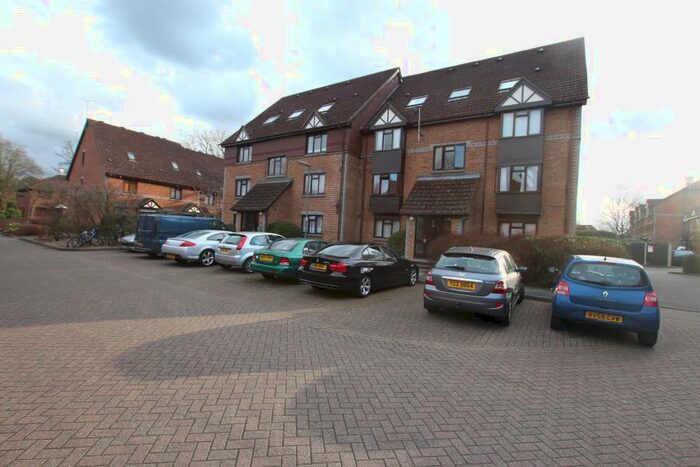 Apartment To Rent In Woking, GU22
