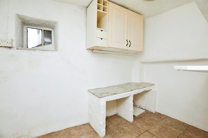 2 Bedroom Character Property For Sale In Roes Lane, Crich, Matlock, DE4