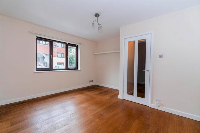 2 Bedroom Flat To Rent In Willow Court, Bassetsbury Lane, HP11