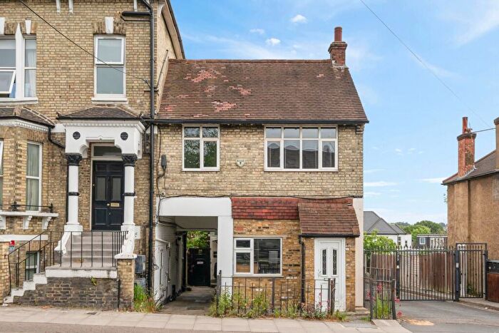 Apartment To Rent In Oakleigh Road North, London, N20