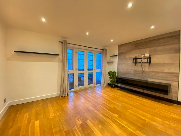 2 Bedroom Flat To Rent In Winnipeg Quay, Salford, M50