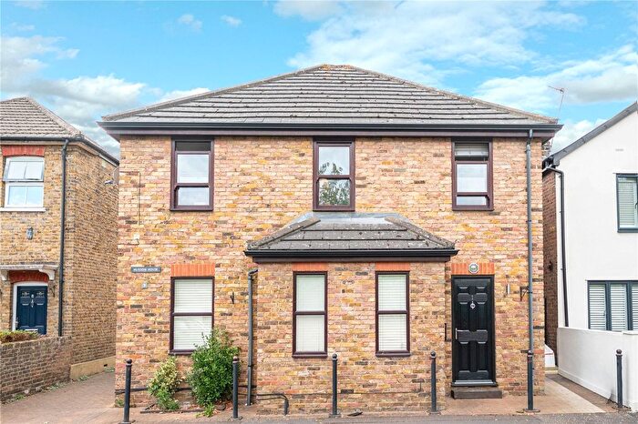 1 Bedroom Flat For Sale In Fourth Cross Road, Twickenham, TW2