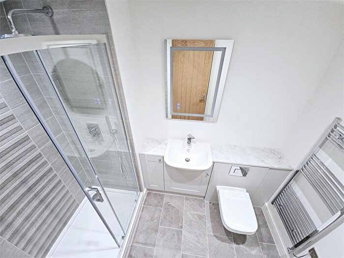 2 Bedroom Apartment For Sale In The Broadway, Leigh On Sea, Leigh On Sea, SS9