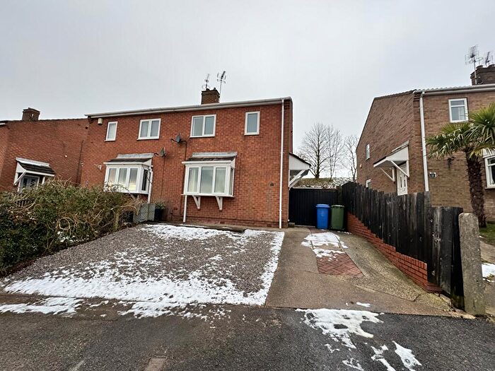 3 Bedroom Semi-Detached House To Rent In Petersfield Close, NG19