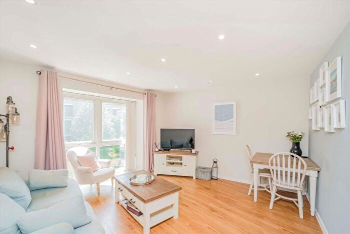 2 Bedroom Flat For Sale In Loxford Gardens, Highbury, N5