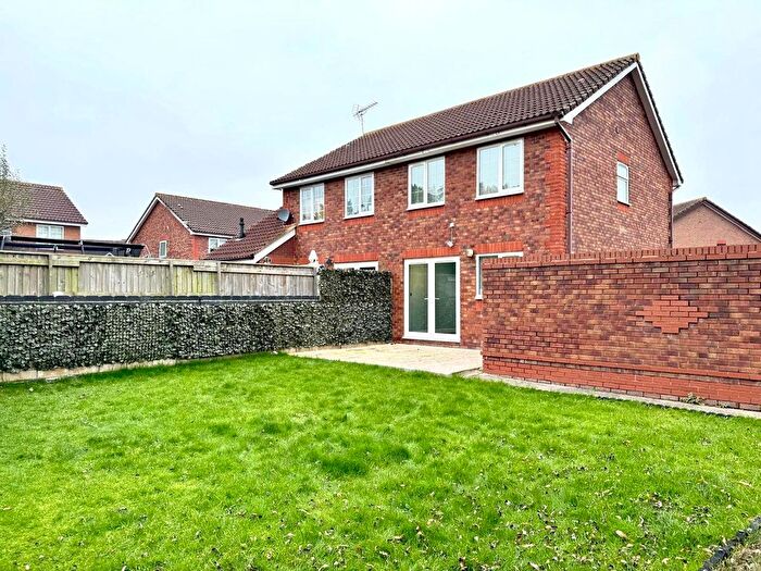 3 Bedroom Semi-Detached House To Rent In Moorhen Close, Swindon, SN3