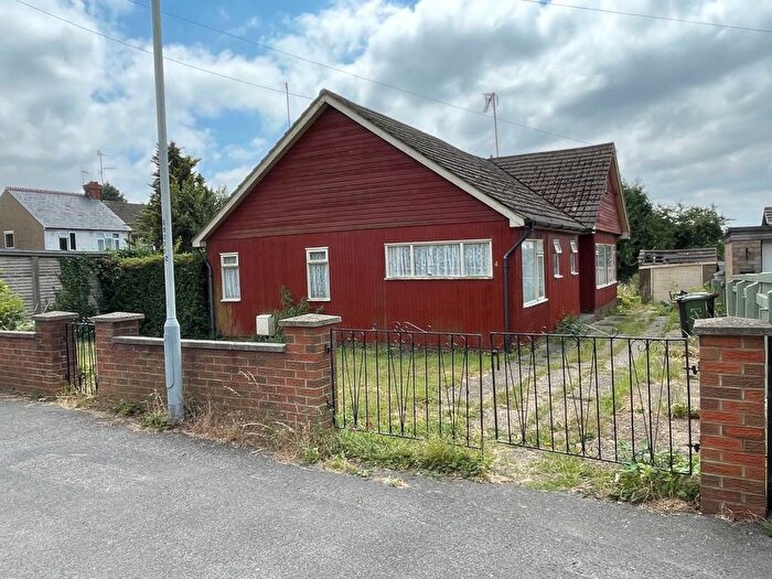 3 Bedroom Detached Bungalow For Sale In Preston Path, Luton, Bedfordshire, LU2