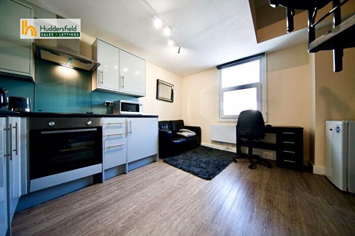 1 Bedroom Flat To Rent In New Street, Huddersfield, HD1