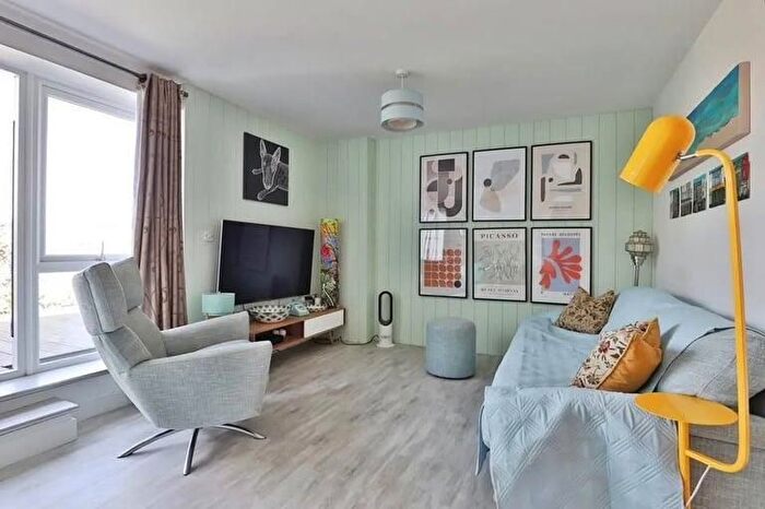 2 Bedroom Flat For Sale In Owl Road, Bournemouth, Dorset, BH5