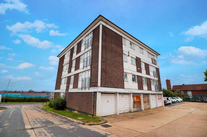 1 Bedroom Apartment To Rent In South Crockerford, Basildon, SS16