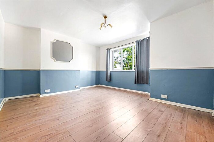 3 Bedroom Flat For Sale In Valley Side Parade, Chingford, London, E4
