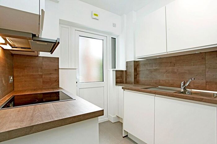 4 Bedroom Flat To Rent In Brondesbury Court Willesden Lane, NW2