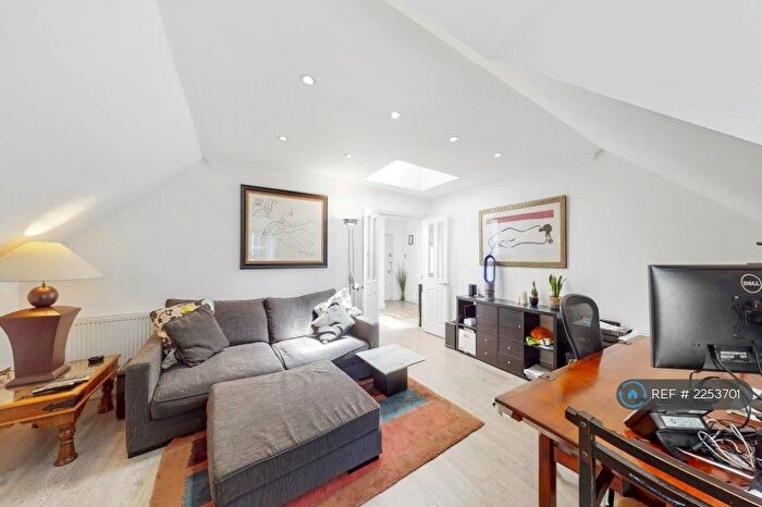 2 Bedroom Penthouse To Rent In Sunningfields Road, London, NW4