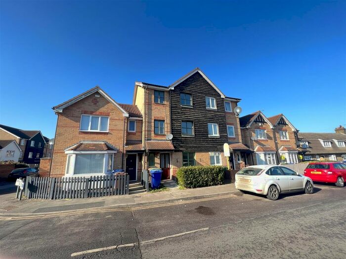 4 Bedroom Terraced House To Rent In Victoria Road, Stanford-Le-Hope, SS17