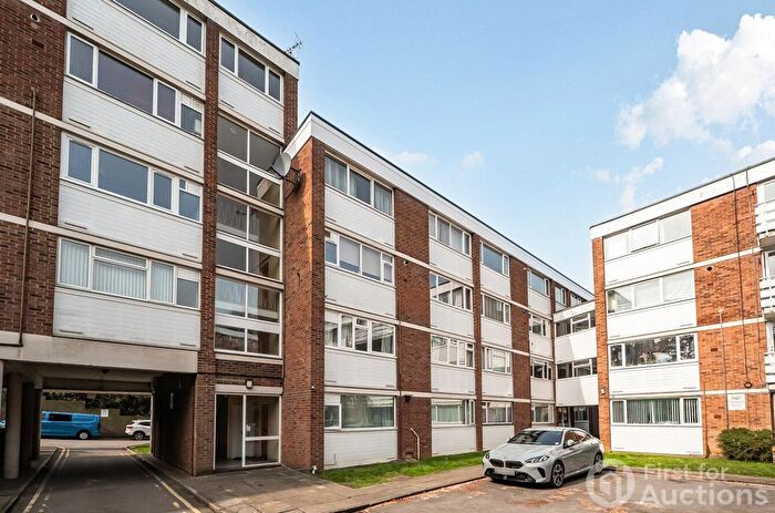 3 Bedroom Flat For Sale In Petworth Court, Bath Road, Reading, RG1