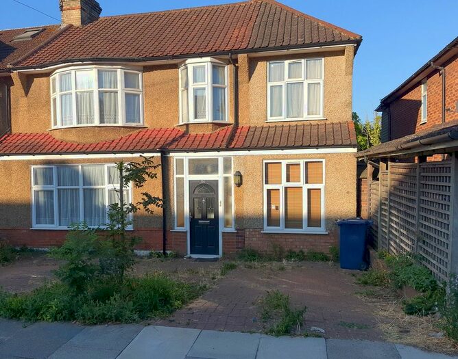 4 Bedroom End Of Terrace House To Rent In Eton Avenue, East Barnet, EN4