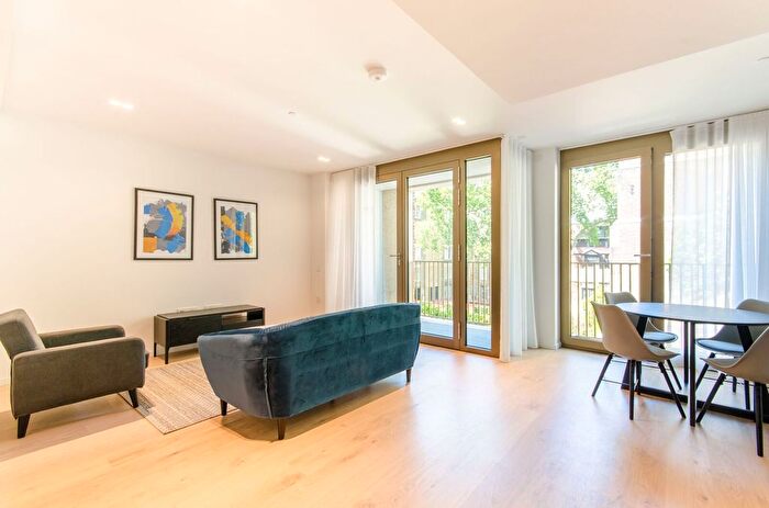 2 Bedroom Property To Rent In Bartholomew Sq, City, London, EC1A