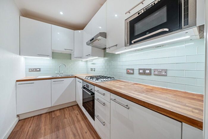 2 Bedroom Flat To Rent In Salford Road, Telford Park, London, SW2