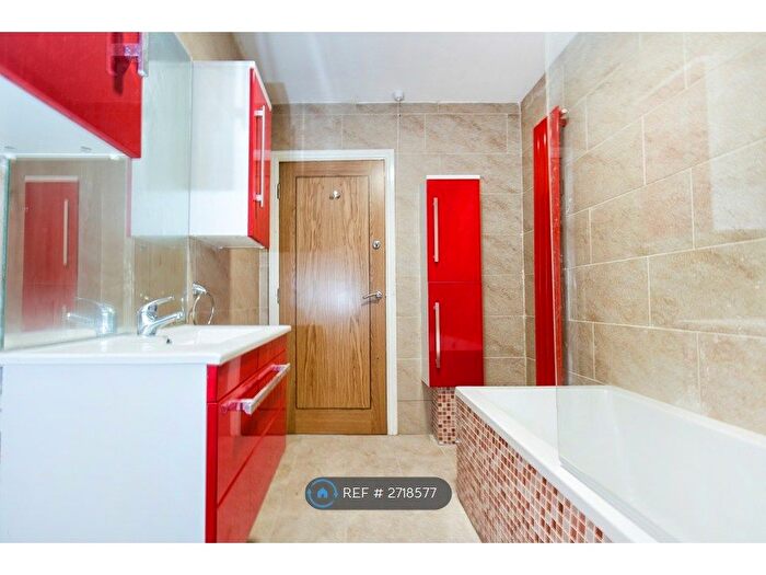 1 Bedroom Flat To Rent In Market Place, Heckmondwike, WF16