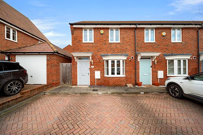 3 Bedroom End Of Terrace House For Sale In Walker Close, Castle Hill, Ebbsfleet Valley, Swanscombe, Kent, DA10