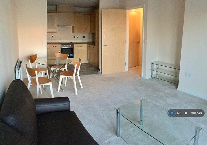 2 Bedroom Flat To Rent In Parkhouse Court, Hatfield, AL10