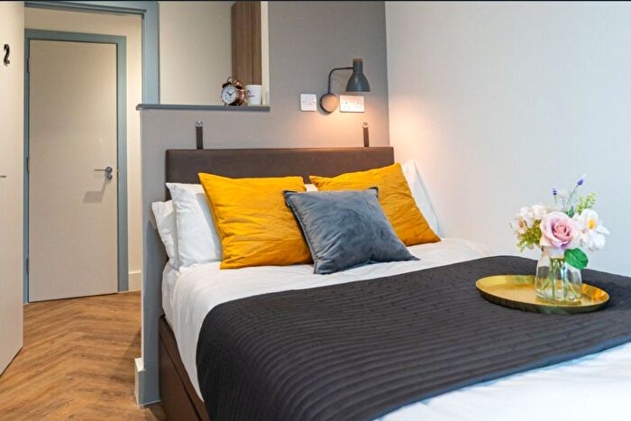 2 Bedroom Flat To Rent In Cross Street, Salford, Greater Manchester, M3