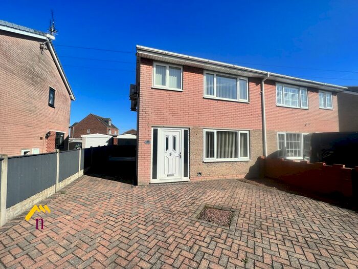 3 Bedroom Semi Detached House For Sale In St Michaels Close, Thorne, Doncaster, DN8