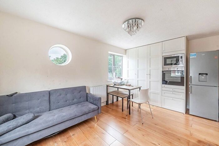 1 Bedroom Flat For Sale In Vicars Bridge Close, Alperton, Wembley, HA0