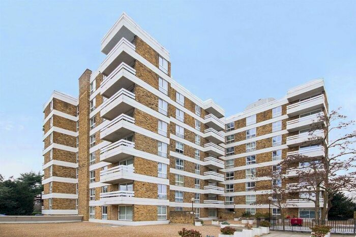 3 Bedroom Flat To Rent In Warwick Drive, London, SW15