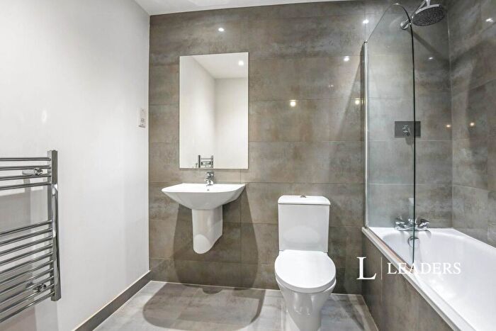 1 Bedroom Flat To Rent In Queensgate, Cromwell Road, RH1