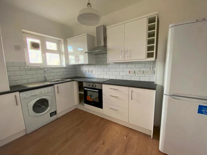 2 Bedroom Flat To Rent In Loddiges Road, Hackney, London, E9